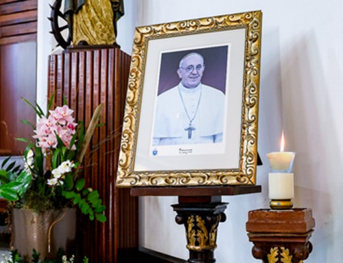 Momento orante reúne alunos e educadores pelo falecimento do Papa Francisco