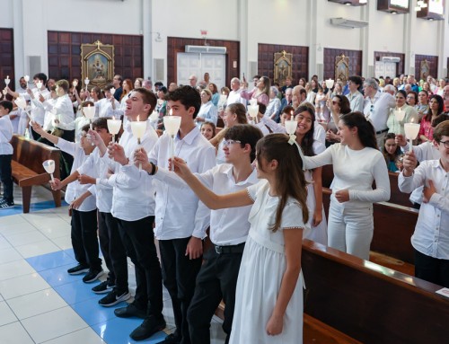 Alunos recebem pela primeira vez o Sacramento da Eucaristia na Igreja Santa Catarina de Alexandria