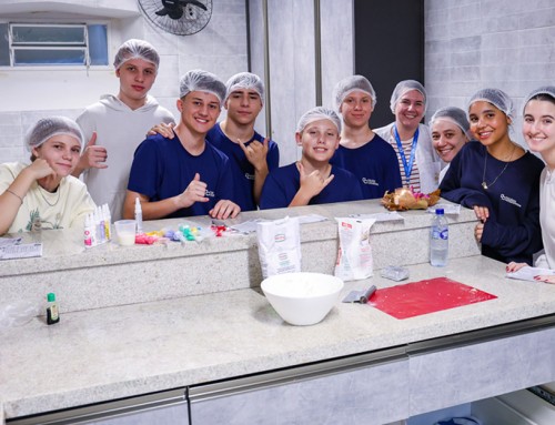 Colégio Catarinense abre a Semana da Língua Alemã com biscoitos típicos e memórias afetivas