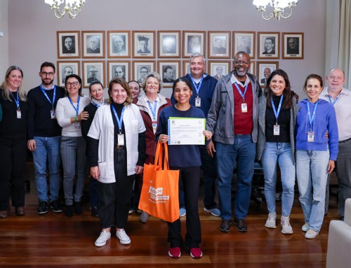 Estudante recebe certificado pelo 3º lugar em concurso regional de leitura em alemão