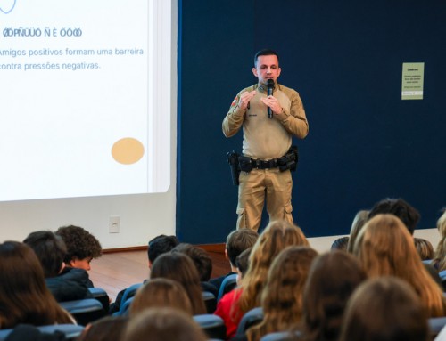 Alunos do 7º ano participam de palestra sobre prevenção ao uso de drogas
