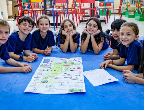 Prefeito de Florianópolis, Topázio Neto, recebe convite dos alunos das turmas do 3º ano do Ensino Fundamental