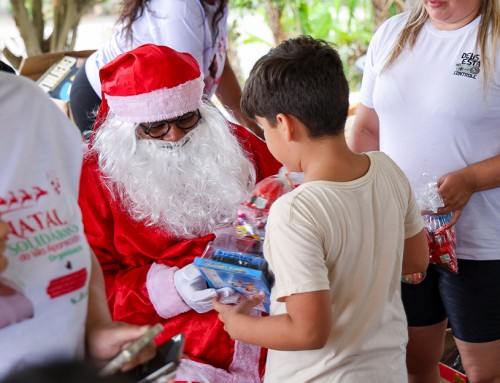 Colégio Catarinense doa 110 brinquedos para o Natal da Comunidade Vila Aparecida