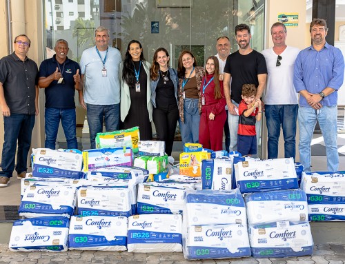 Antigos alunos arrecadam mais de mil fraldas geriátricas em encontro de 28 anos de formatura