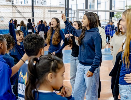 Alunos do Colégio Catarinense recebem crianças do Bairro Educador Vila Aparecida em tarde de jogos, culinária e break dance