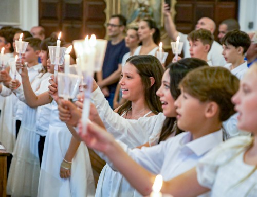 Estudantes celebram a Primeira Eucaristia na Igreja Santa Catarina de Alexandria
