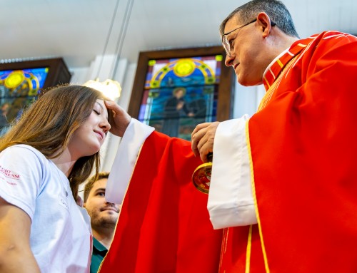 Após preparação humana-catequética, estudantes recebem o sacramento da Crisma